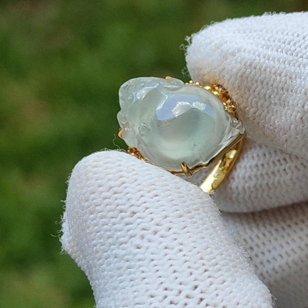 Premium Icy Natural Type A Jadeite Jade crafted as Three Legs Toad set on 18k Gold as Ring, certificate weighs 3.25 grams, measurement 14.2 * 10.9 * 7 mm, Finger Size #8 (18kring26)