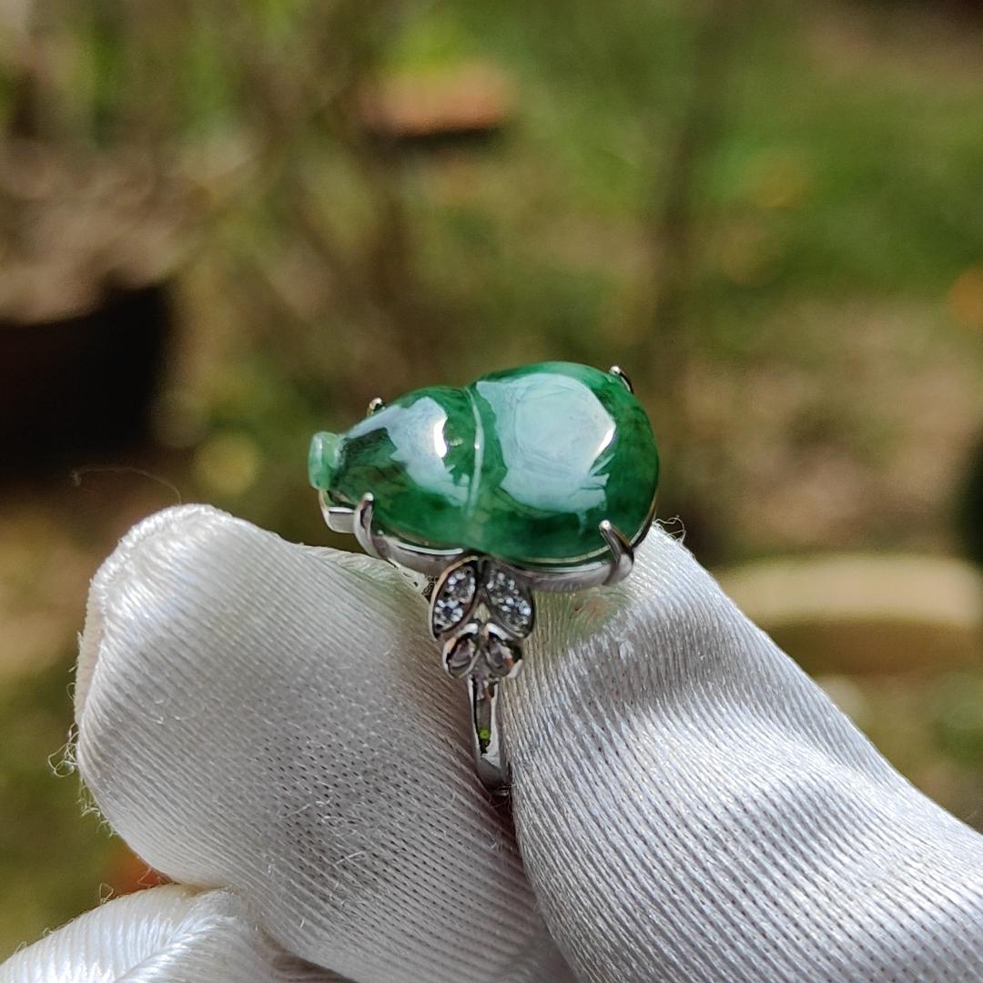 Quality Spicy Green Natural Type A Jadeite Jade crafted with the shape of Gourd set on S925 as an adjustable Ring with certificate weigh 2.67 grams, measurement 15.6 * 11.8 * 2.7 mm (s925ring8)