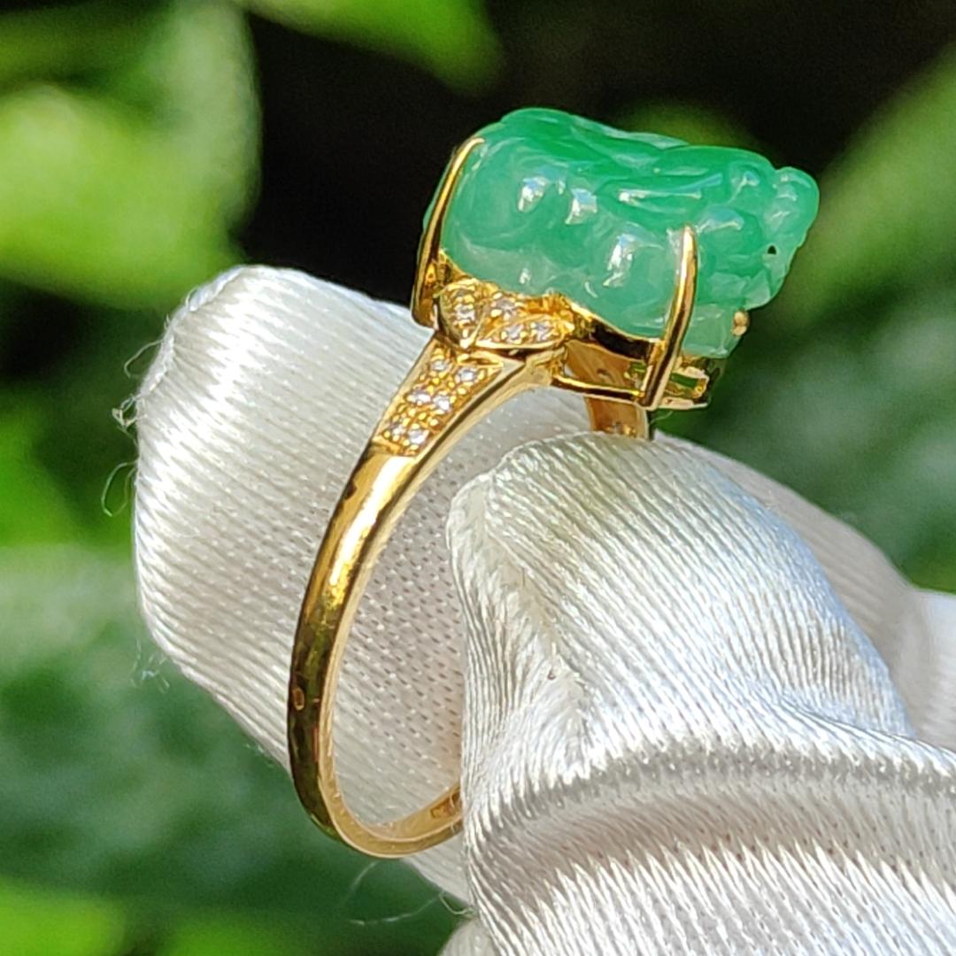 Green Natural Type A Jadeite Jade crafted as Pixiu set on 18k gold as a ring with certificate weigh 2.40 grams, finger size 17mm, measurement 12.5 * 7.9 * 7.3 mm (18kring20)