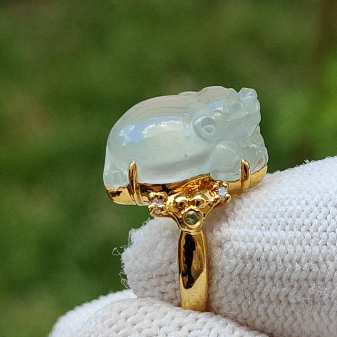 Premium Icy Natural Type A Jadeite Jade crafted as Three Legs Toad set on 18k Gold as Ring, certificate weighs 3.25 grams, measurement 14.2 * 10.9 * 7 mm, Finger Size #8 (18kring26)