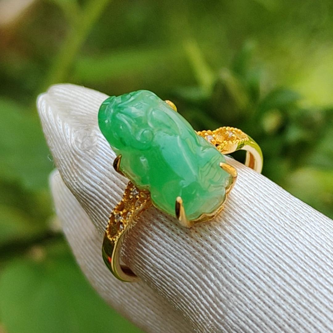 Fine Jewellery 18k Gold Setting with Green Natural Type A Jadeite Ring crafted as Pixiu with diamonds weigh 2.05 gram, Finger Size 17.mm, measurement 13.8 * 8 * 5.9 mm (18kring8)