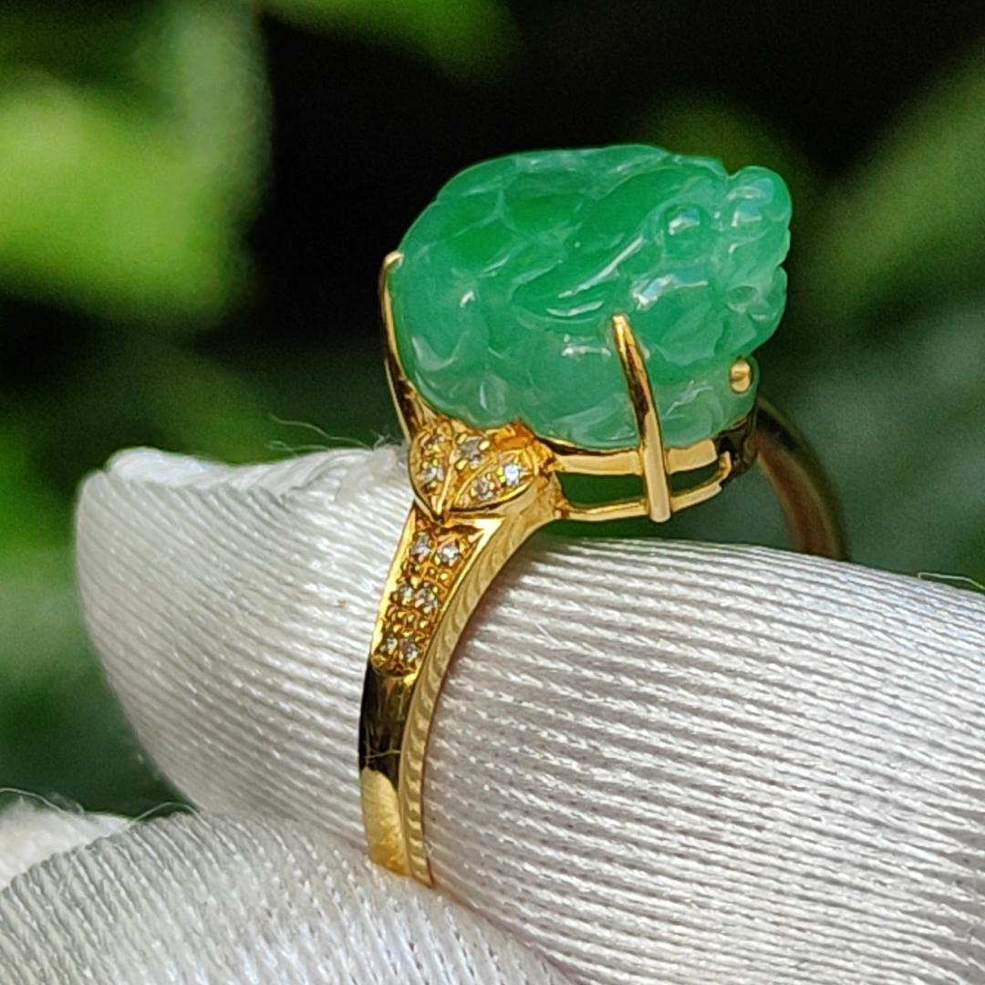 Green Natural Type A Jadeite Jade crafted as Pixiu set on 18k gold as a ring with certificate weigh 2.40 grams, finger size 17mm, measurement 12.5 * 7.9 * 7.3 mm (18kring20)