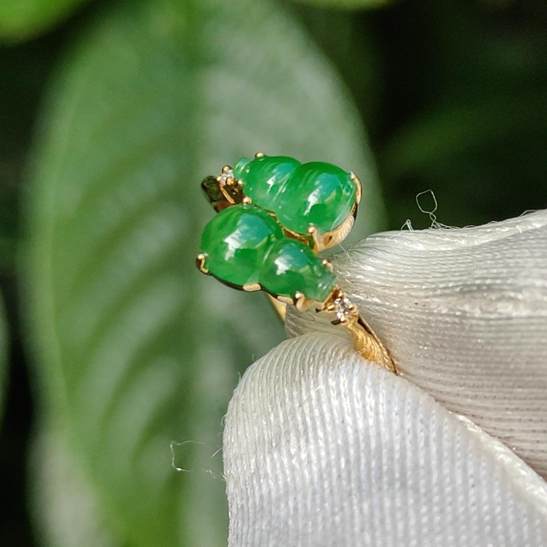 18k setting Natural Type A Jadeite Ring Crafted with two premium fine green gourd and diamonds, with certificate weigh 1.50 grams, 8 * 4.8 * 2.1 mm, Finger size 16.1 mm (18kring12)