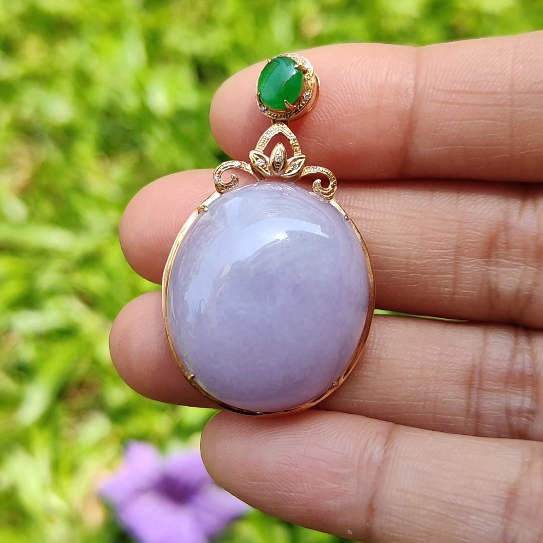 18k Gold setting as pendant with Oval Lavender Cabochon and Green cabochon with NGI Gemstone Report as Natural Type A Jadeite weight 11.80 grams , 24.50 * 21.53 * 11.11 mm , Translucent fine grain crystal aggregate, granular and fibrous texture (18kp7)