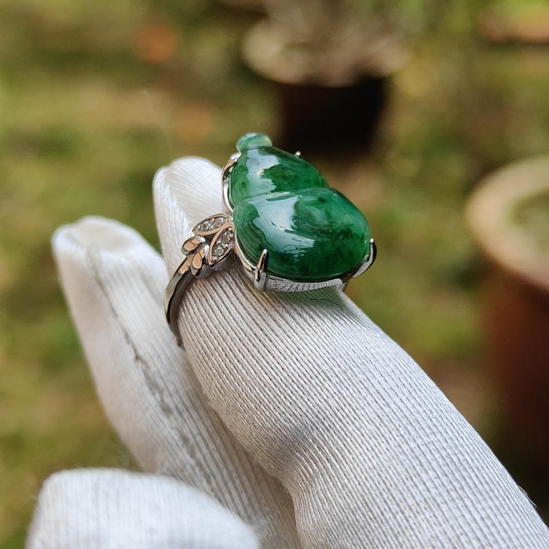 Quality Spicy Green Natural Type A Jadeite Jade crafted with the shape of Gourd set on S925 as an adjustable Ring with certificate weigh 2.67 grams, measurement 15.6 * 11.8 * 2.7 mm (s925ring8)