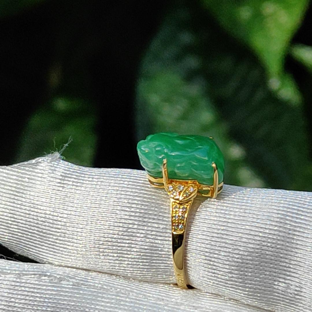 Green Natural Type A Jadeite Jade crafted as Pixiu set on 18k gold as a ring with certificate weigh 2.40 grams, finger size 17mm, measurement 12.5 * 7.9 * 7.3 mm (18kring20)