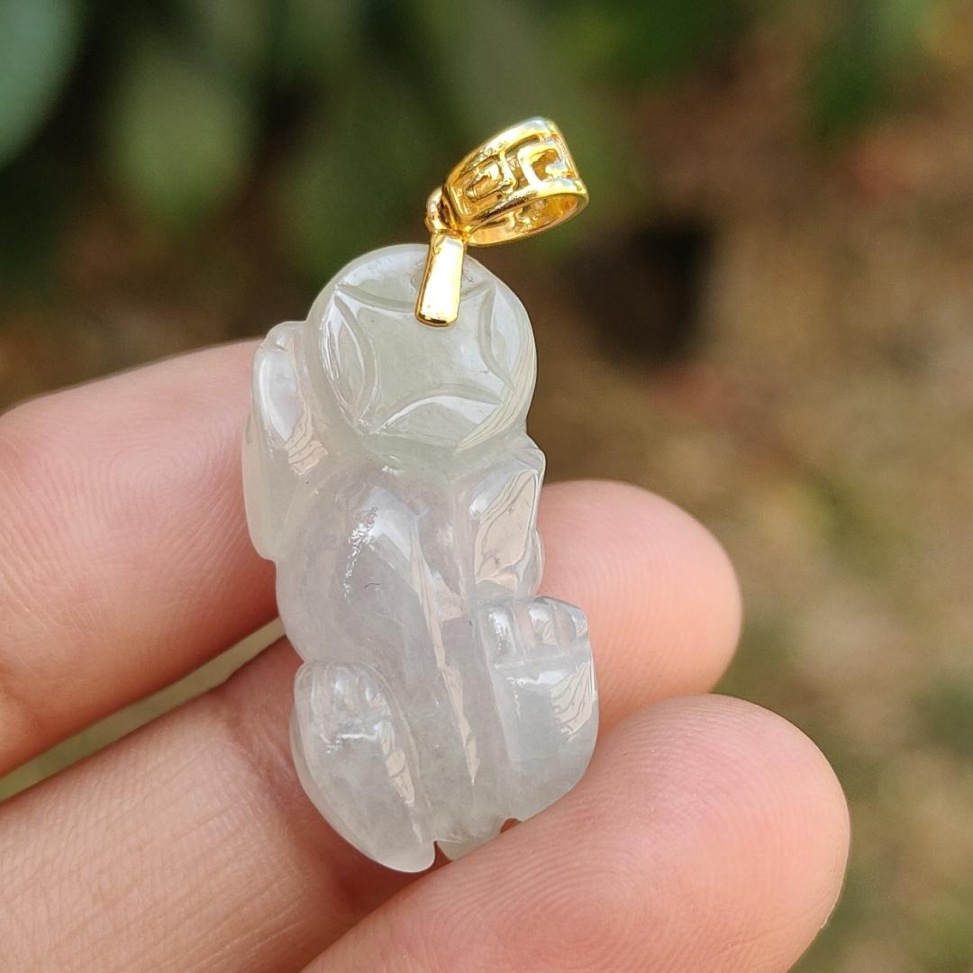 Semi Icy Quality Natural Type A Jadeite Jade crafted as Pixiu set with 18k Gold Clasp as pendant with certificate weigh 6.76 grams, measurement 26.7 * 13.7 * 10.2 mm (18kp33)