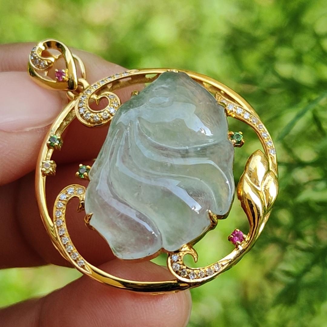 Premium Quality Icy Translucent Natural Type A Jadeite Jade crafted as fish set on 18k gold as Pendant, certificate weighs 5.5 grams, measurement 35.7 * 28.2 * 9mm (18kp53)