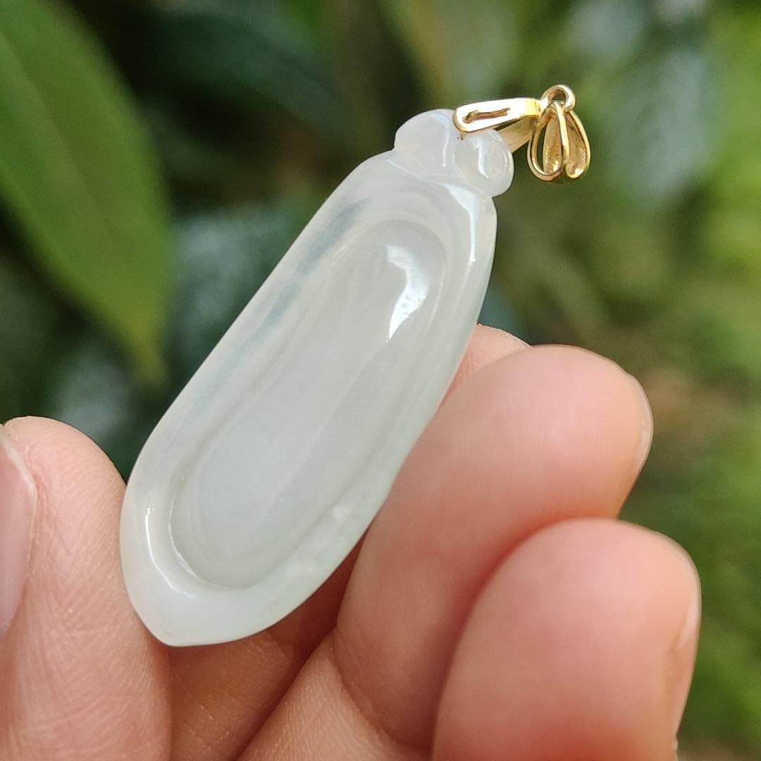 Semi Icy Natural Type A Jadeite Jade crafted with Blessing Melon as Pendant adding 18k gold clasp with certificate weigh 7.46 grams, measurement 36.3 * 14.5 * 8.3 mm (18kp30)