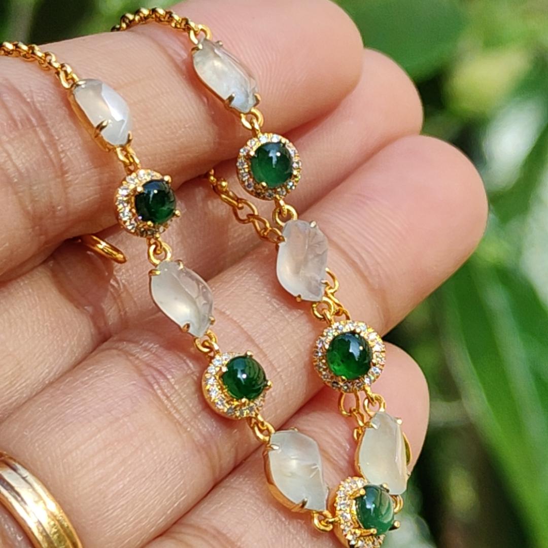 Premium Quality 6 Icy and 5 Green Natural Type A Jadeite Jade crafted as cabochons set on 18k gold as bracelet chain with certificate weigh 4.03 grams, measurement see description (18kpw3)