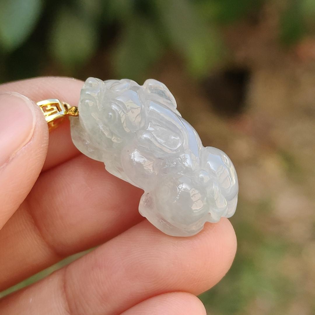 Semi Icy Quality Natural Type A Jadeite Jade crafted as Pixiu set with 18k Gold Clasp as pendant with certificate weigh 6.76 grams, measurement 26.7 * 13.7 * 10.2 mm (18kp33)