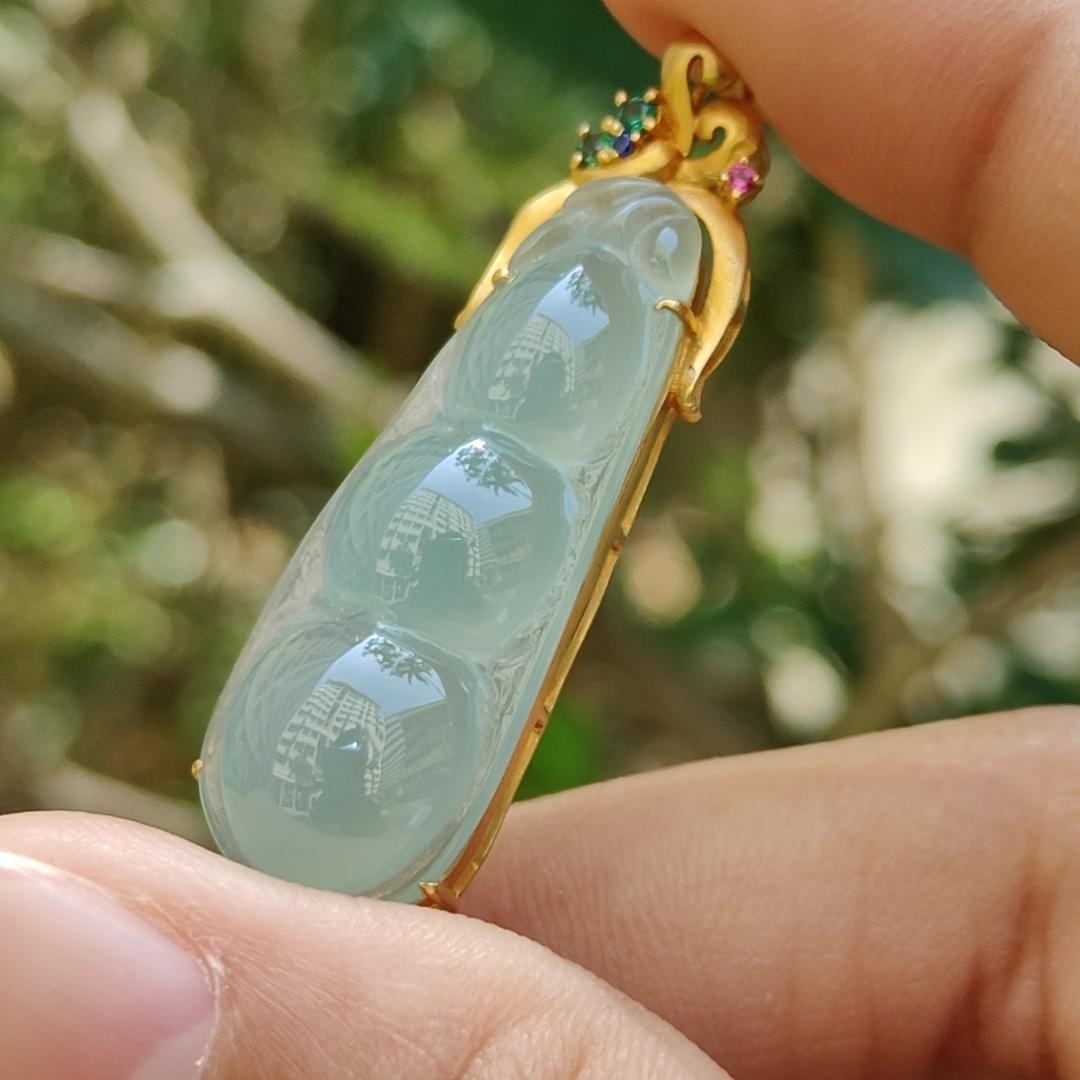 Icy Translucent Premium Quality Natural Type A Jadeite Jade crafted as Bean set on 18k Gold as Pendant, certificate weighs 5.31 grams, measurement 40.6 * 12 * 8 mm (18kp52)