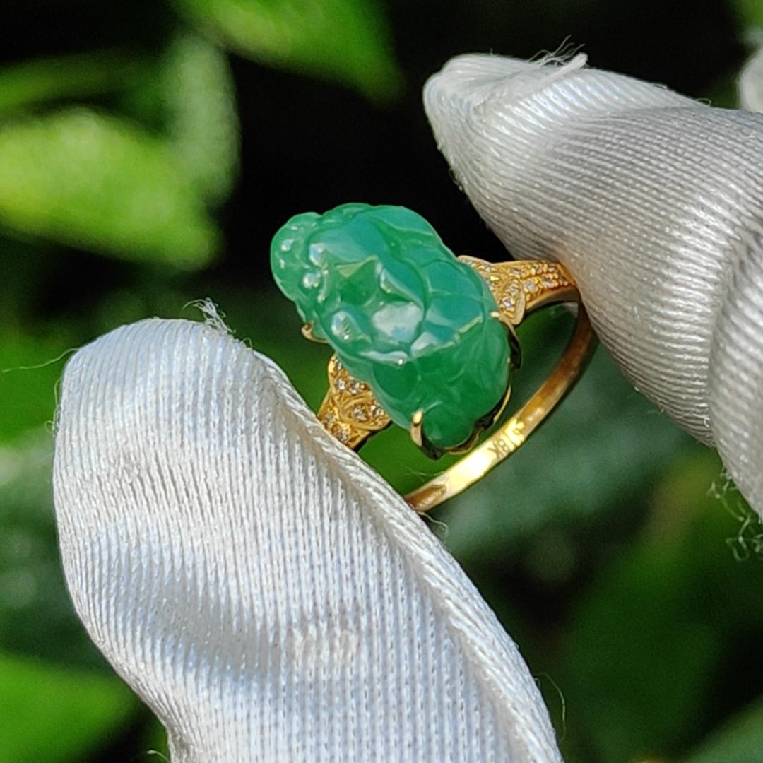 Green Natural Type A Jadeite Jade crafted as Pixiu set on 18k gold as a ring with certificate weigh 2.40 grams, finger size 17mm, measurement 12.5 * 7.9 * 7.3 mm (18kring20)