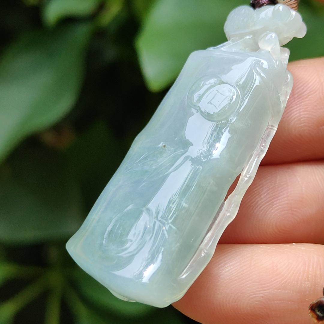 Good Quality Natural Type A Jadeite Jade crafted with shape of Lizard as Pendant, certificate weighs 15.23 grams, measurement 44.6 * 21.8 * 9.7 mm (pendant268)