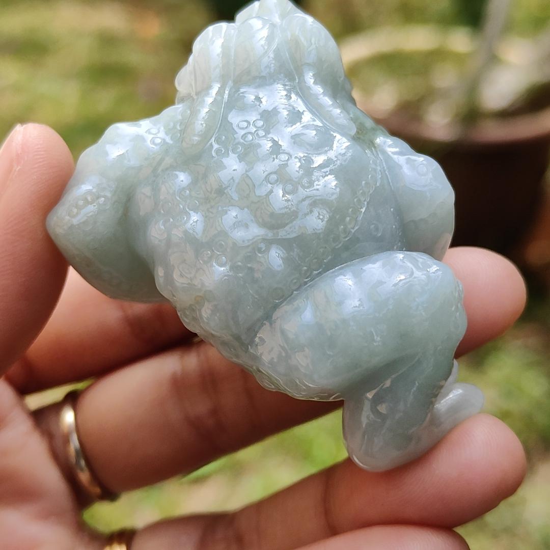 Sales - Quality Natural Type A Jadeite Jade crafted as Three Legs Toad for display or hand-held piece with certificate weigh 84.27 grams, measurement 61.6 * 48.3 * 26 mm (hand4)