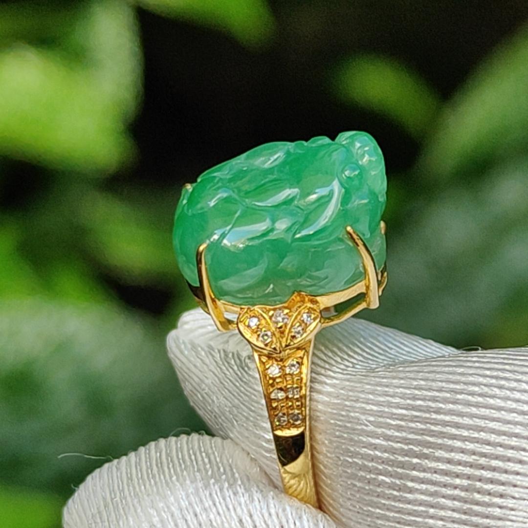 Green Natural Type A Jadeite Jade crafted as Pixiu set on 18k gold as a ring with certificate weigh 2.40 grams, finger size 17mm, measurement 12.5 * 7.9 * 7.3 mm (18kring20)