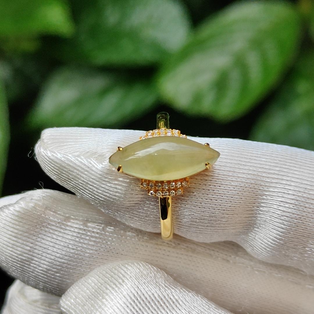 Elegant Tea Green (Yellow) Marquise cabochon 14.8 * 6.2 * 3.8 mm Natural Type A Jadeite Jade set on 18k Gold as a Ring with diamonds, certificate included weigh 2.21 grams (18kring15)