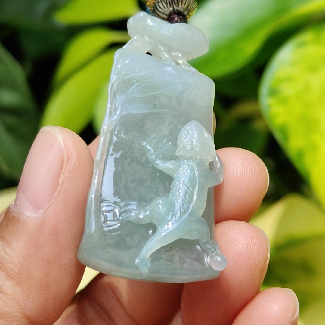 Good Quality Natural Type A Jadeite Jade crafted with shape of Lizard as Pendant, certificate weighs 15.23 grams, measurement 44.6 * 21.8 * 9.7 mm (pendant268)