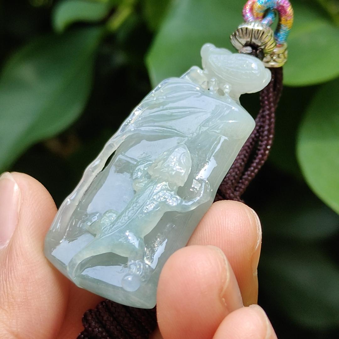 Good Quality Natural Type A Jadeite Jade crafted with shape of Lizard as Pendant, certificate weighs 15.23 grams, measurement 44.6 * 21.8 * 9.7 mm (pendant268)