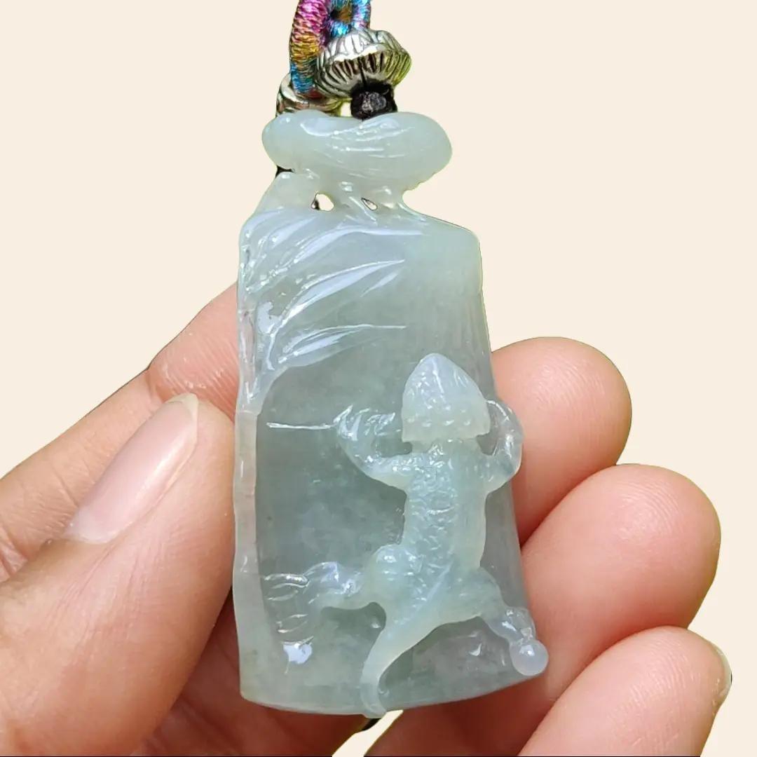 Good Quality Natural Type A Jadeite Jade crafted with shape of Lizard as Pendant, certificate weighs 15.23 grams, measurement 44.6 * 21.8 * 9.7 mm (pendant268)