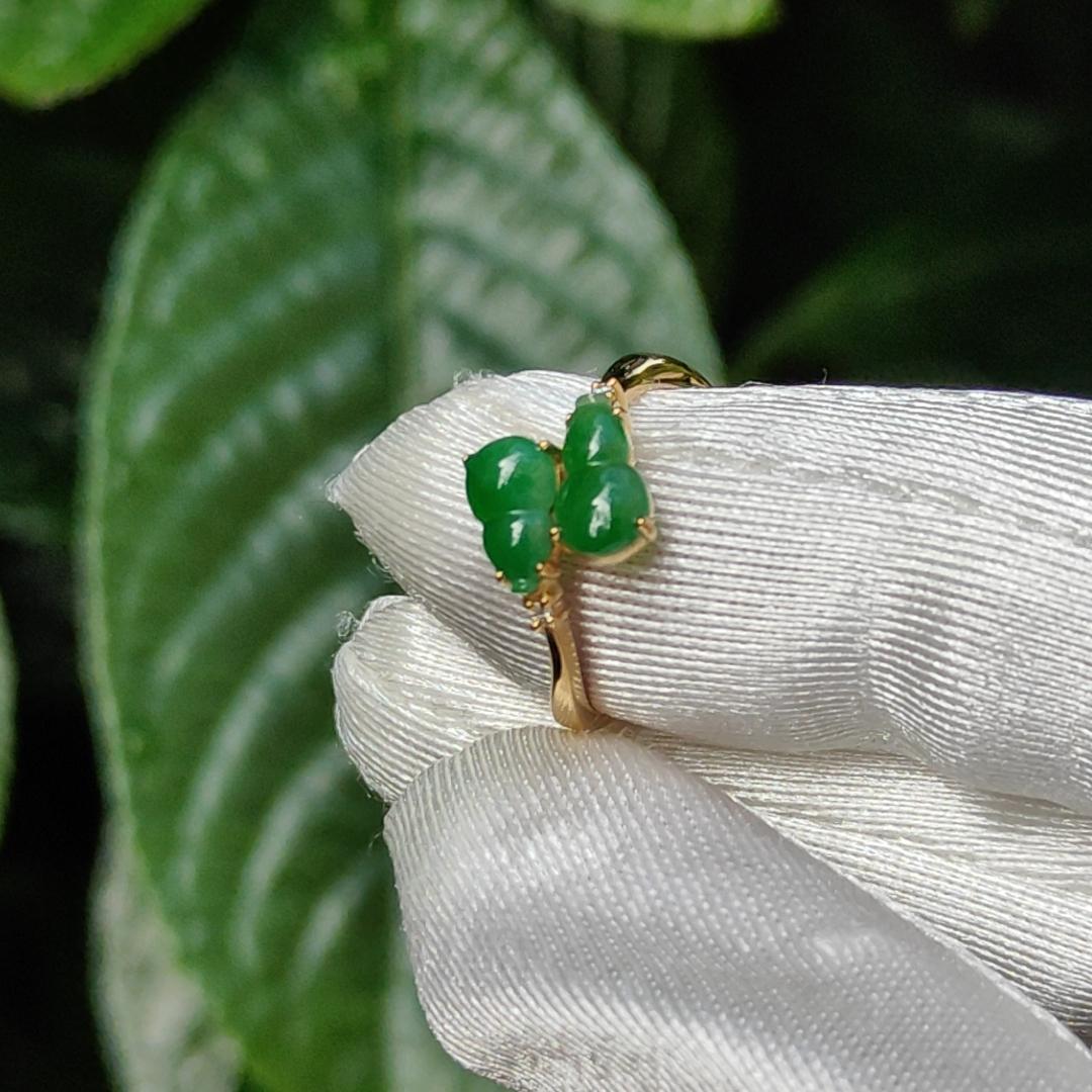 18k setting Natural Type A Jadeite Ring Crafted with two premium fine green gourd and diamonds, with certificate weigh 1.50 grams, 8 * 4.8 * 2.1 mm, Finger size 16.1 mm (18kring12)