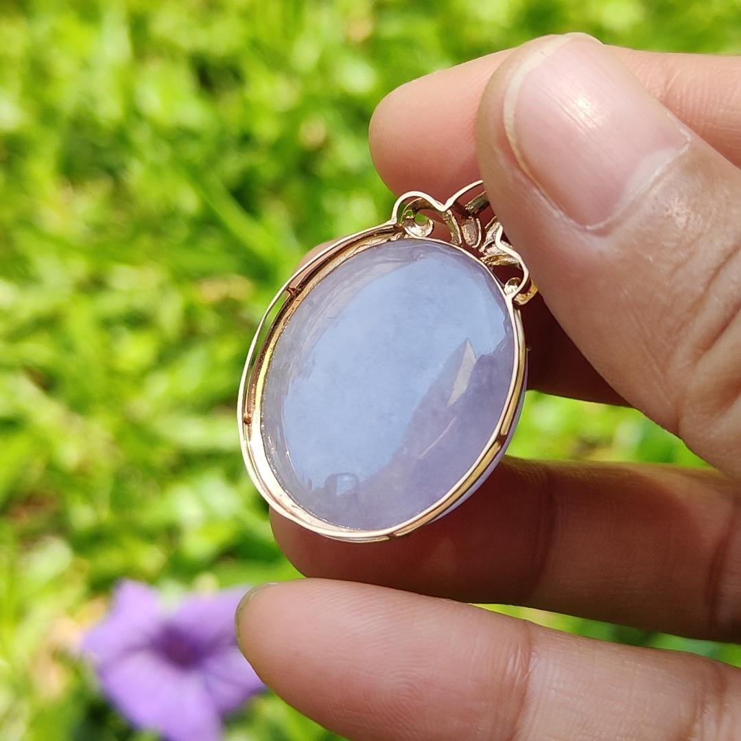 18k Gold setting as pendant with Oval Lavender Cabochon and Green cabochon with NGI Gemstone Report as Natural Type A Jadeite weight 11.80 grams , 24.50 * 21.53 * 11.11 mm , Translucent fine grain crystal aggregate, granular and fibrous texture (18kp7)