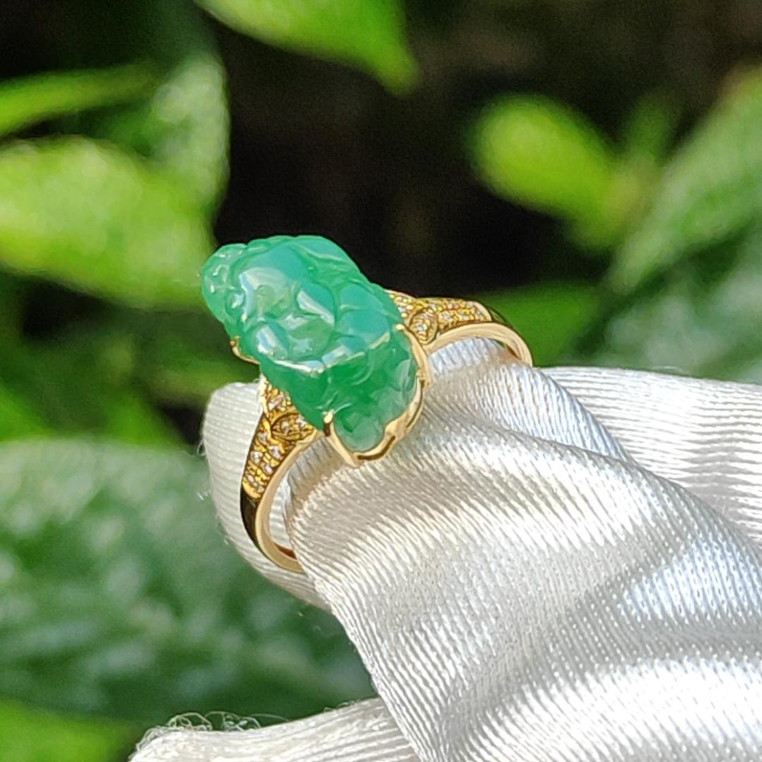 Green Natural Type A Jadeite Jade crafted as Pixiu set on 18k gold as a ring with certificate weigh 2.40 grams, finger size 17mm, measurement 12.5 * 7.9 * 7.3 mm (18kring20)