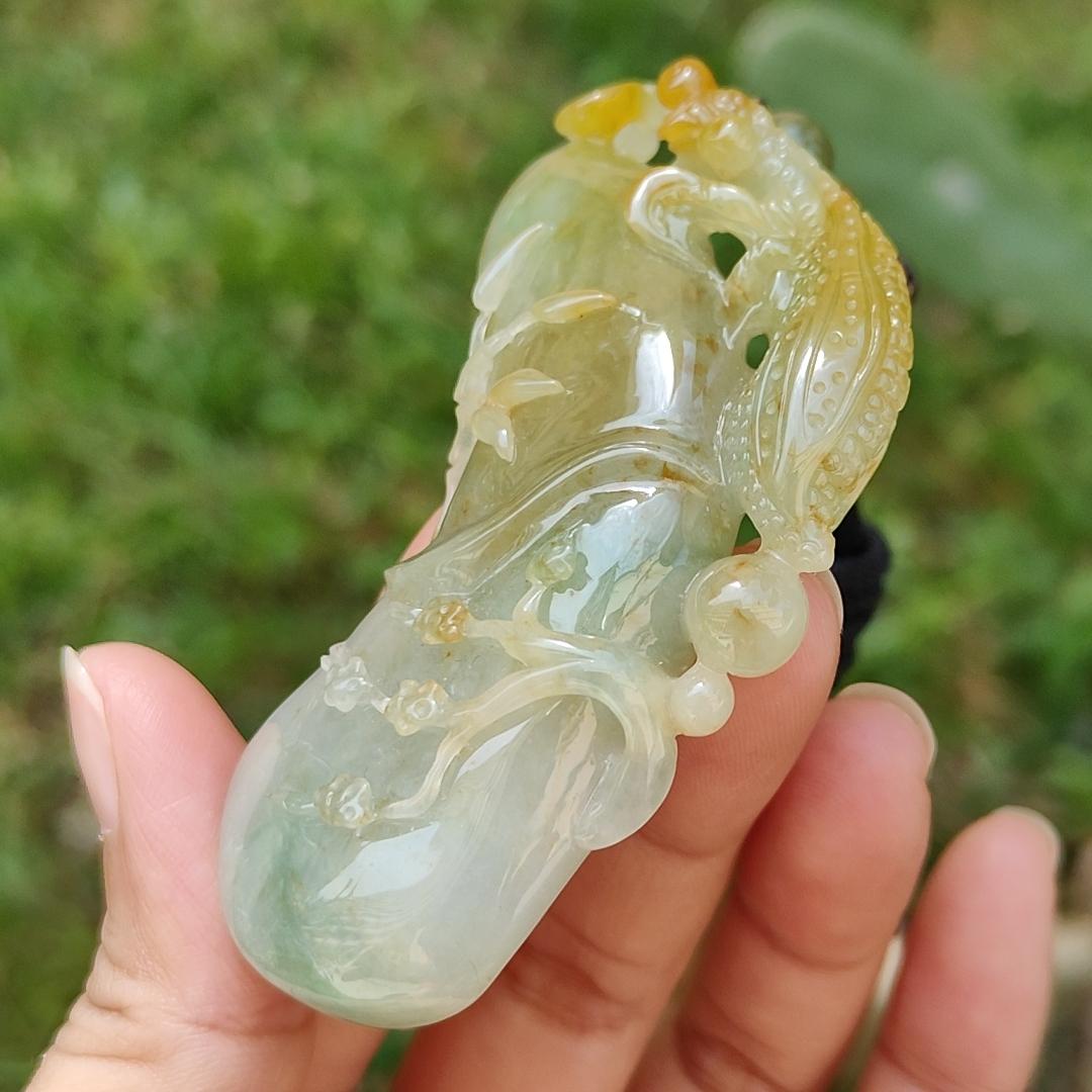 Very Rare Green and Yellow with Red patches Praying Mantis Pendant Necklace Natural Type A Jadeite with certificate included weigh 53.96 grams, 72.5 * 35.5 * 12.8 mm, collectible item