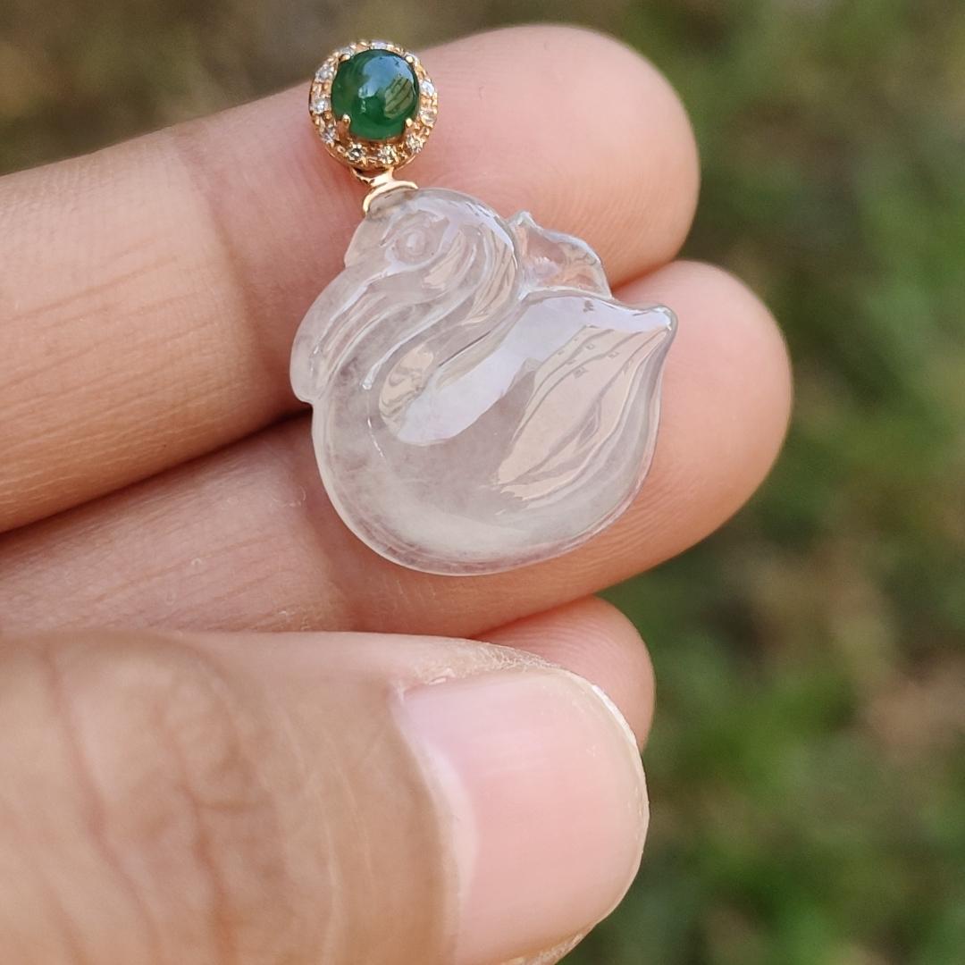 Icy Translucent Natural Type A Jadeite Jade crafted as Swan set on 18k gold clasp with certificate weighs 2.48 grams, measurement 16.9 * 16.3 * 5.1 mm (18kp37)