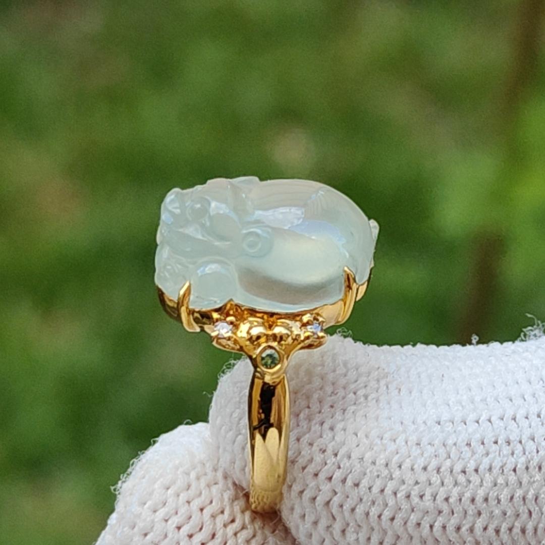 Premium Icy Natural Type A Jadeite Jade crafted as Three Legs Toad set on 18k Gold as Ring, certificate weighs 3.25 grams, measurement 14.2 * 10.9 * 7 mm, Finger Size #8 (18kring26)