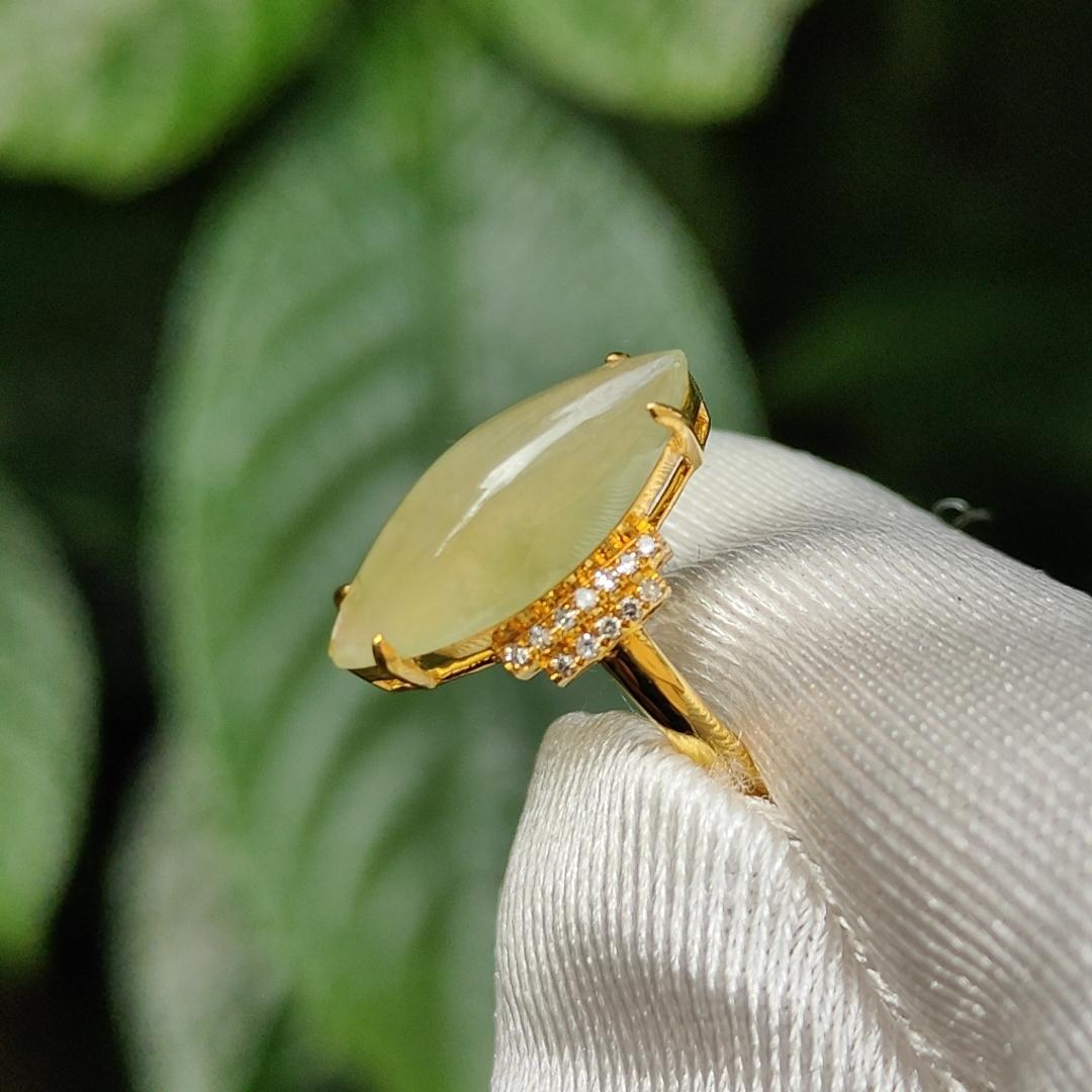 Elegant Tea Green (Yellow) Marquise cabochon 14.8 * 6.2 * 3.8 mm Natural Type A Jadeite Jade set on 18k Gold as a Ring with diamonds, certificate included weigh 2.21 grams (18kring15)