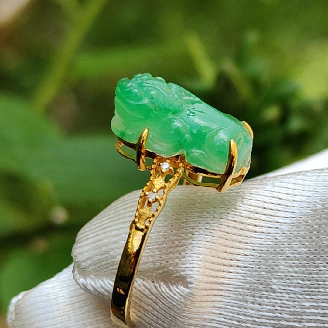 Fine Jewellery 18k Gold Setting with Green Natural Type A Jadeite Ring crafted as Pixiu with diamonds weigh 2.05 gram, Finger Size 17.mm, measurement 13.8 * 8 * 5.9 mm (18kring8)