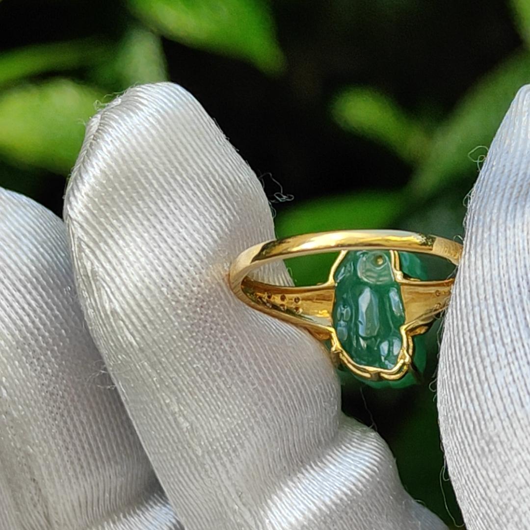 Green Natural Type A Jadeite Jade crafted as Pixiu set on 18k gold as a ring with certificate weigh 2.40 grams, finger size 17mm, measurement 12.5 * 7.9 * 7.3 mm (18kring20)