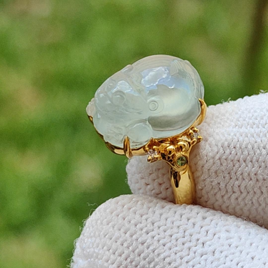 Premium Icy Natural Type A Jadeite Jade crafted as Three Legs Toad set on 18k Gold as Ring, certificate weighs 3.25 grams, measurement 14.2 * 10.9 * 7 mm, Finger Size #8 (18kring26)