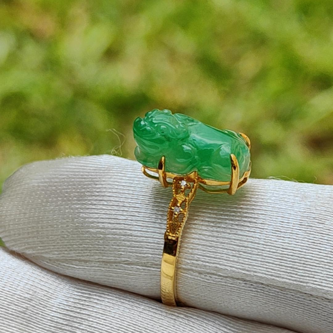 Fine Jewellery 18k Gold Setting with Green Natural Type A Jadeite Ring crafted as Pixiu with diamonds weigh 2.05 gram, Finger Size 17.mm, measurement 13.8 * 8 * 5.9 mm (18kring8)