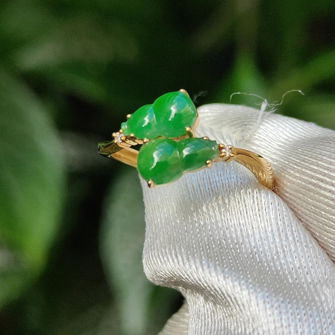 18k setting Natural Type A Jadeite Ring Crafted with two premium fine green gourd and diamonds, with certificate weigh 1.50 grams, 8 * 4.8 * 2.1 mm, Finger size 16.1 mm (18kring12)