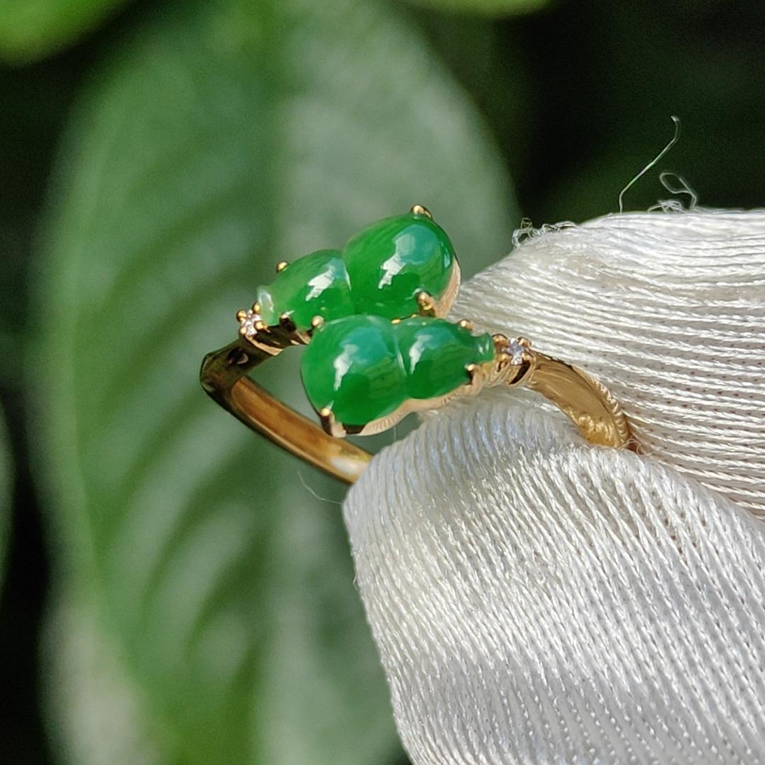 18k setting Natural Type A Jadeite Ring Crafted with two premium fine green gourd and diamonds, with certificate weigh 1.50 grams, 8 * 4.8 * 2.1 mm, Finger size 16.1 mm (18kring12)