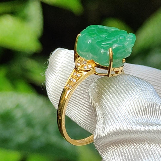 Green Natural Type A Jadeite Jade crafted as Pixiu set on 18k gold as a ring with certificate weigh 2.40 grams, finger size 17mm, measurement 12.5 * 7.9 * 7.3 mm (18kring20)