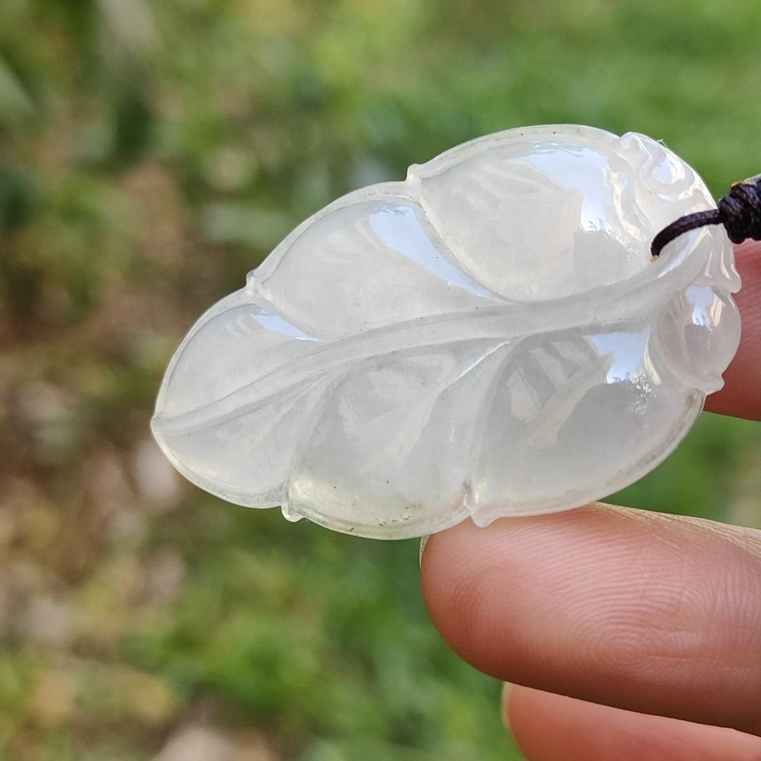 An Old Collection Not To be Missed! Semi Icy Natural Type A Jadeite Jade Pendant Necklace crafted as Leaf with certificate included weigh 10.85 grams, 43.3 * 26.1 * 5.9 mm (pendant172)