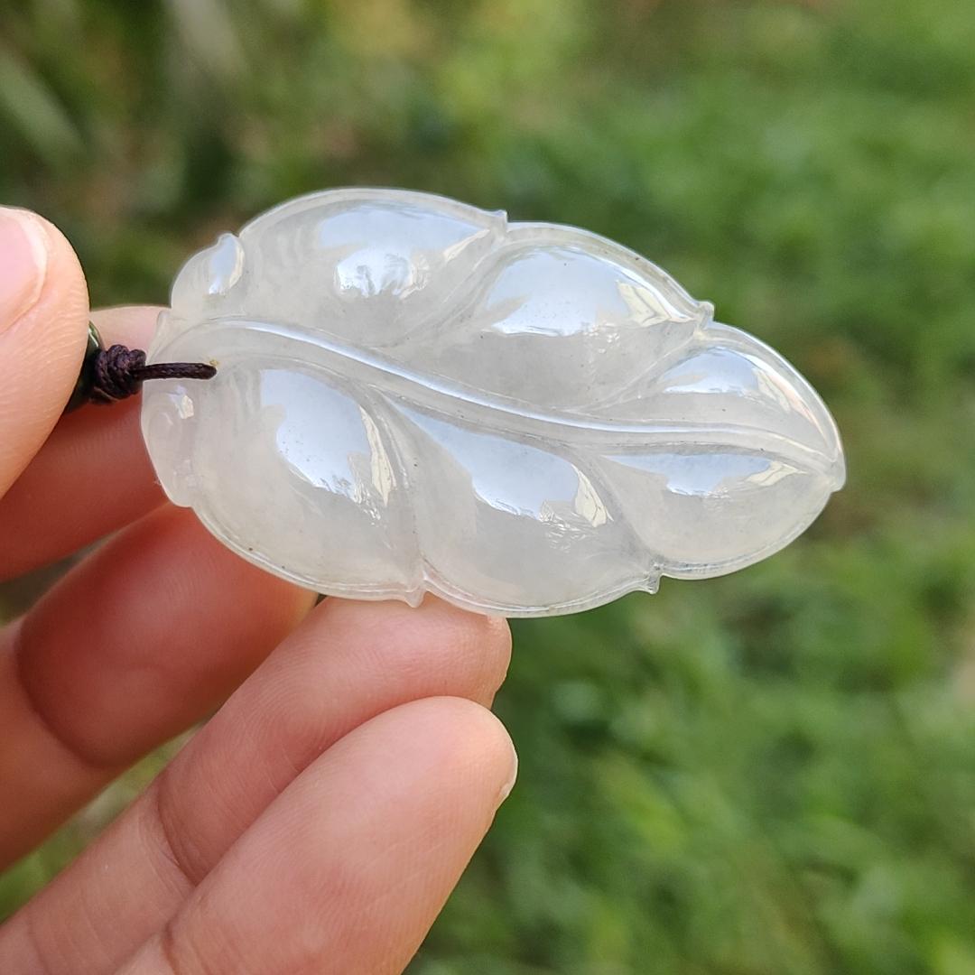 An Old Collection Not To be Missed! Semi Icy Natural Type A Jadeite Jade Pendant Necklace crafted as Leaf with certificate included weigh 10.85 grams, 43.3 * 26.1 * 5.9 mm (pendant172)