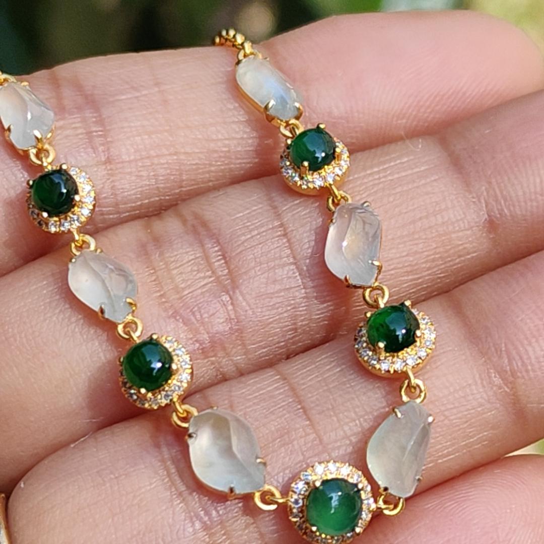 Premium Quality 6 Icy and 5 Green Natural Type A Jadeite Jade crafted as cabochons set on 18k gold as bracelet chain with certificate weigh 4.03 grams, measurement see description (18kpw3)