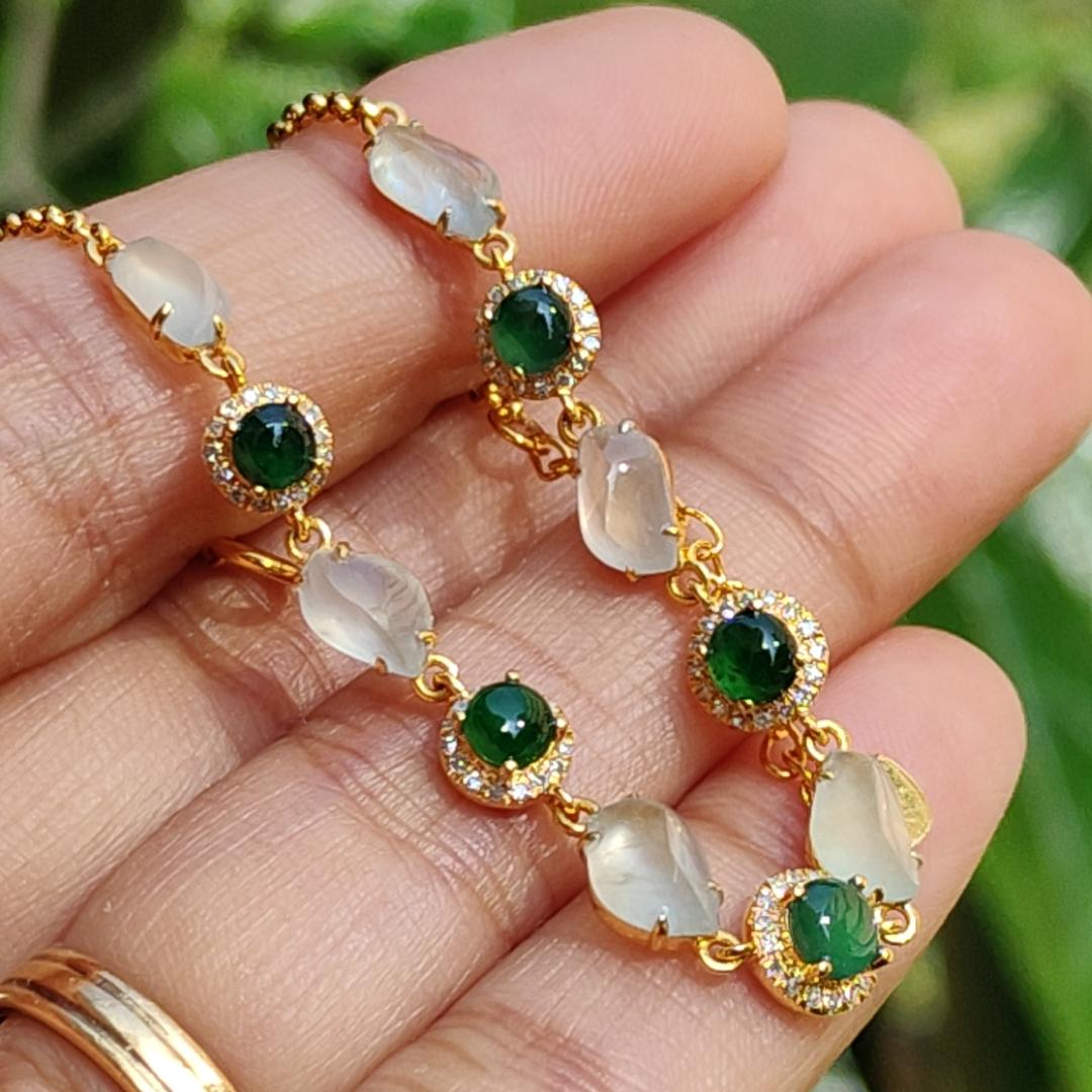 Premium Quality 6 Icy and 5 Green Natural Type A Jadeite Jade crafted as cabochons set on 18k gold as bracelet chain with certificate weigh 4.03 grams, measurement see description (18kpw3)