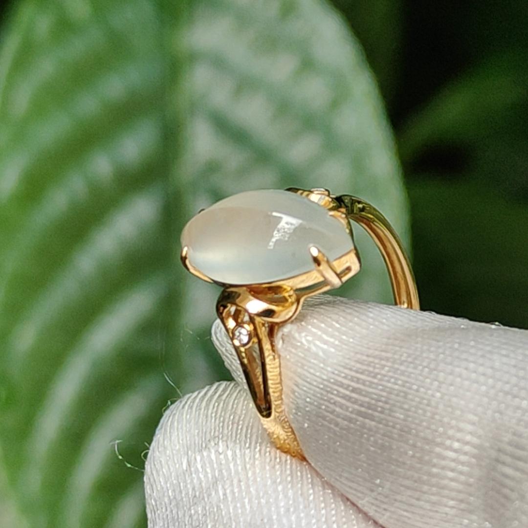 Premium Icy Marquise Cabochon 13.3 * 7.2 * 4 mm Natural Type A Jadeite Jade set on 18k Gold as Ring with certificate weigh 2.25 grams, Finger size 16.8mm (18kring17)