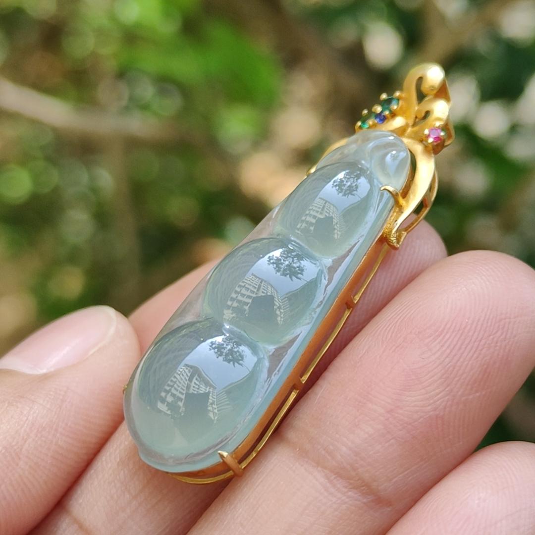 Icy Translucent Premium Quality Natural Type A Jadeite Jade crafted as Bean set on 18k Gold as Pendant, certificate weighs 5.31 grams, measurement 40.6 * 12 * 8 mm (18kp52)