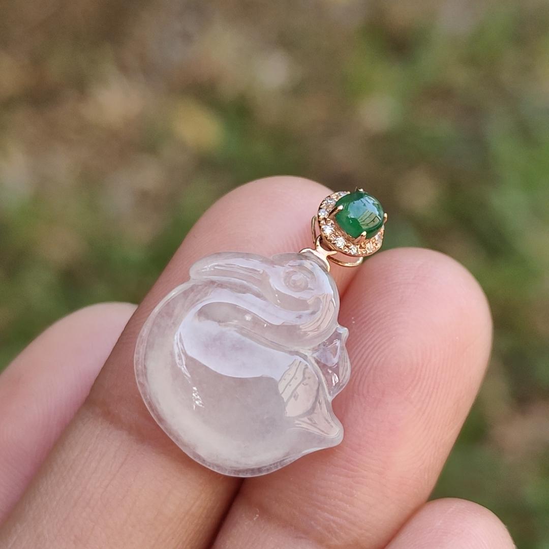 Icy Translucent Natural Type A Jadeite Jade crafted as Swan set on 18k gold clasp with certificate weighs 2.48 grams, measurement 16.9 * 16.3 * 5.1 mm (18kp37)