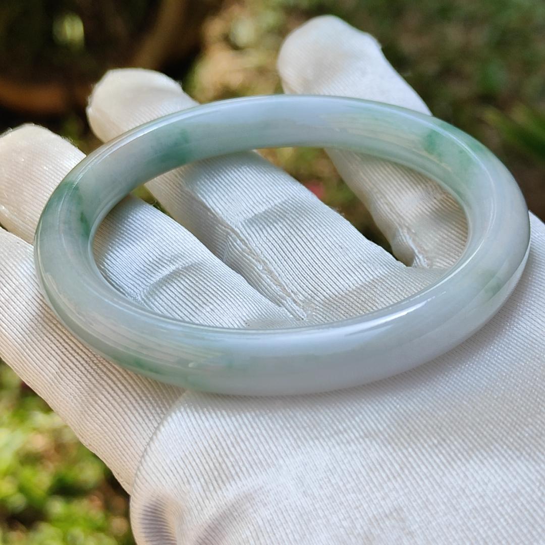 Premium Quality Green and Yellow Natural Type A Jadeite Jade crafted with shapes of Perfect Circle represent Blessed shape bangle, with certificate weigh 36.75 grams, measurement 8.6 * 8.3 (bangle2)