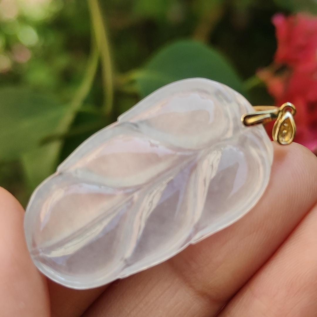 18k Gold Clasp added to this Icy Translucent Natural Type A Jadeite Pendant leaf symbols of Health, longevity and prosperity, with certificate included for this jadeite weigh 5.22 grams, 34.8 * 19.7 * 4.3 mm, suitable for daily wear (18kp2)