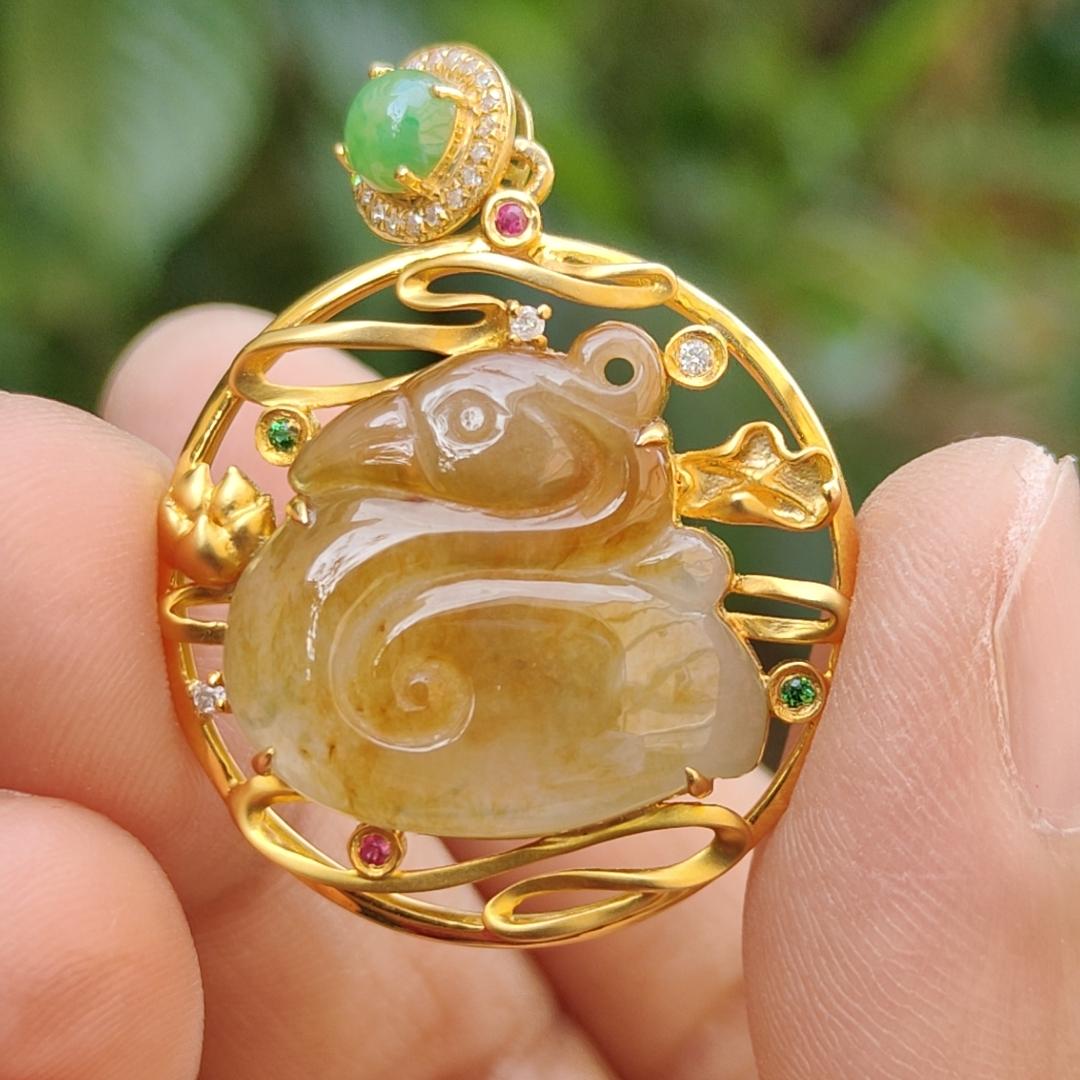 Beautifully designed Rare Yellow Natural Type A Jadeite Jade crafted as Swan set on 18k gold with diamonds, certificate weighs 5.36 grams (18kp38)