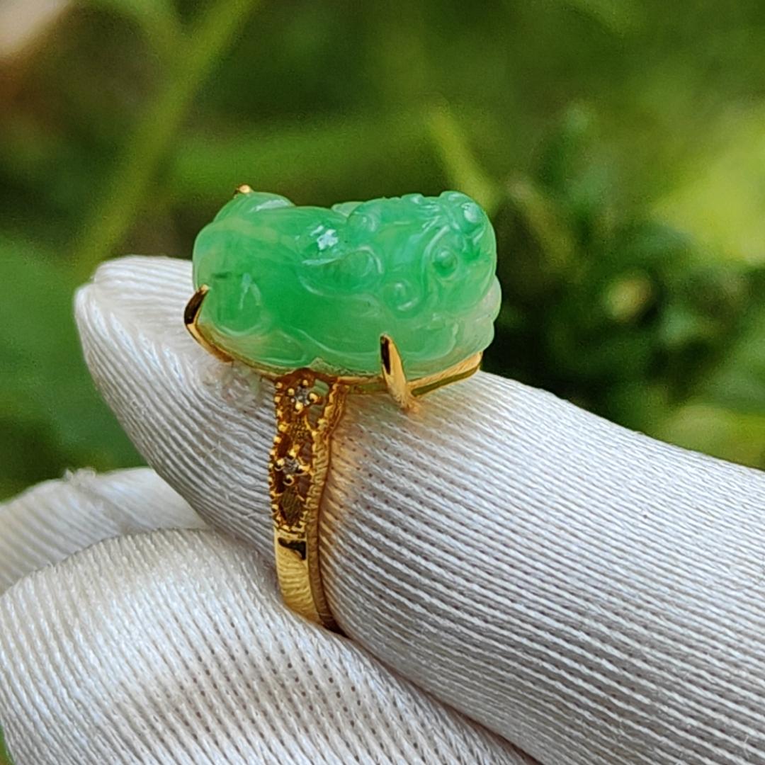 Fine Jewellery 18k Gold Setting with Green Natural Type A Jadeite Ring crafted as Pixiu with diamonds weigh 2.05 gram, Finger Size 17.mm, measurement 13.8 * 8 * 5.9 mm (18kring8)