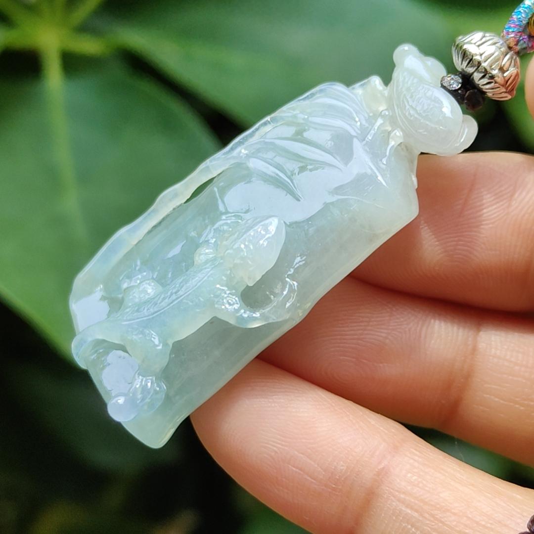 Good Quality Natural Type A Jadeite Jade crafted with shape of Lizard as Pendant, certificate weighs 15.23 grams, measurement 44.6 * 21.8 * 9.7 mm (pendant268)